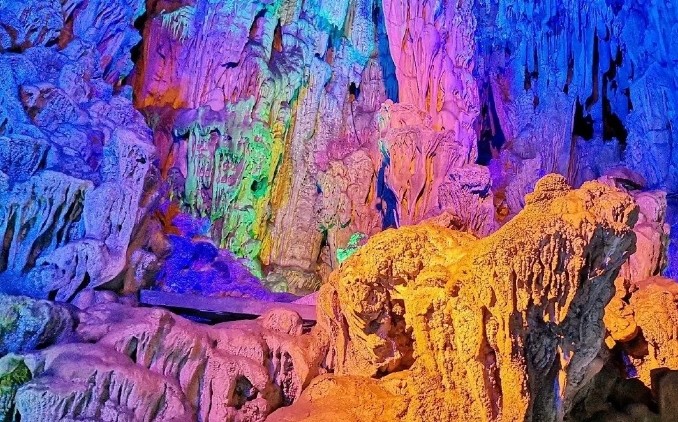 the-Reed-Flute-Cave